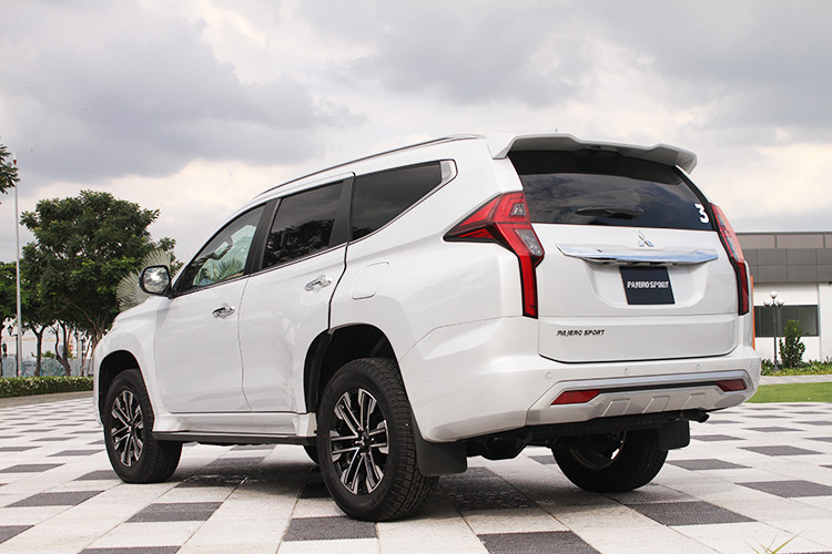 Khoác lên mình diện mạo mới với ngôn ngữ thiết kế Dynamic Shield thế hệ thứ hai, những nâng cấp về ngoại thất trên Mitsubishi Pajero Sport 2020 tạo nên tổng thể hài hòa, cá tính; một phong thái lịch lãm và ấn tượng hơn. Xe sở hữu kích thước tổng thể là 4.825 x 1.815 x 1.835 (mm). Chiều dài cơ sở lên tới 2.800mm mang đến một không gian rộng rãi cho cả 3 hàng ghế, mâm xe hợp kim đa chấu thiết kế mới 18 inches 2 tông màu đem lại cảm giác mạnh mẽ, thể thao.