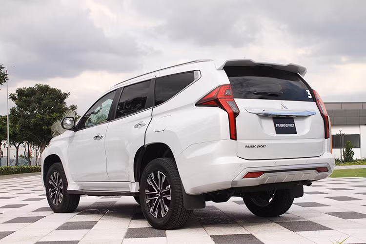 Khoác lên mình diện mạo mới với ngôn ngữ thiết kế Dynamic Shield thế hệ thứ hai, những nâng cấp về ngoại thất trên Mitsubishi Pajero Sport 2020 tạo nên tổng thể hài hòa, cá tính; một phong thái lịch lãm và ấn tượng hơn. Xe sở hữu kích thước tổng thể là 4.825 x 1.815 x 1.835 (mm). Chiều dài cơ sở lên tới 2.800mm mang đến một không gian rộng rãi cho cả 3 hàng ghế, mâm xe hợp kim đa chấu thiết kế mới 18 inches 2 tông màu đem lại cảm giác mạnh mẽ, thể thao.