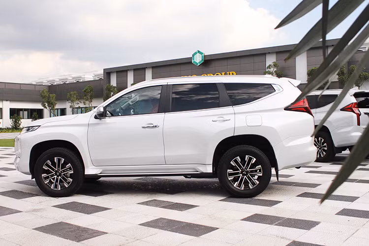 Để tăng tính cạnh tranh với các đối thủ, Pajero Sport 2020 cũng trang bị đủ “đồ chơi” an toàn và hỗ trợ lái như: Hỗ trợ chuyển làn đường (LCA) và cảnh báo phương tiện cắt ngang khi lùi (RCTA), bên cạnh kiểm soát hành trình chủ động (Active Cruise Control), cảnh báo điểm mù (BSM), phanh tự động khẩn cấp (AEB), camera quan sát xung quanh xe (AVM – Around View Monitor), khởi hành ngang dốc, hỗ trợ xuống dốc và 7 túi khí.