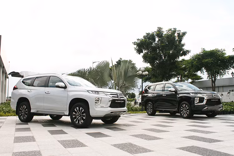 Với thông điệp “Ride New Life – Trải nghiệm phong cách sống mới” – Mitsubishi Pajero Sport thế hệ mới được sinh ra để đáp ứng sự kì vọng của khách hàng về một mẫu xe SUV vận hành linh hoạt ở nhiều loại địa hình khác nhau nhưng vẫn mang đến sự thoải mái, tiện nghi và khả năng bảo vệ tối ưu với hàng loạt công nghệ an toàn tiên tiến, thông minh nổi bật trong phân khúc.