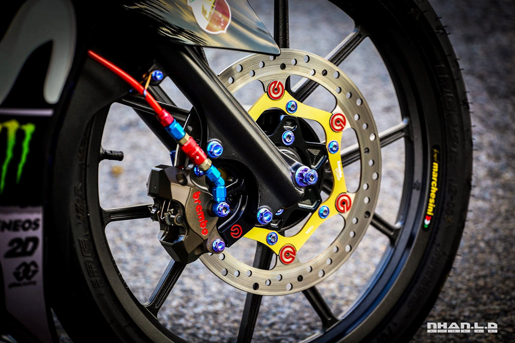 Xe được trang bị bộ mâm Daytona 5 chấu hình chữ V đi kèm đĩa phanh và cùm phanh đều mang thương hiệu Brembo. Lốp IRC Racing. Chủ nhân thay dây dầu mới của Earl's kết hợp với ngắt dầu Staubli GP.