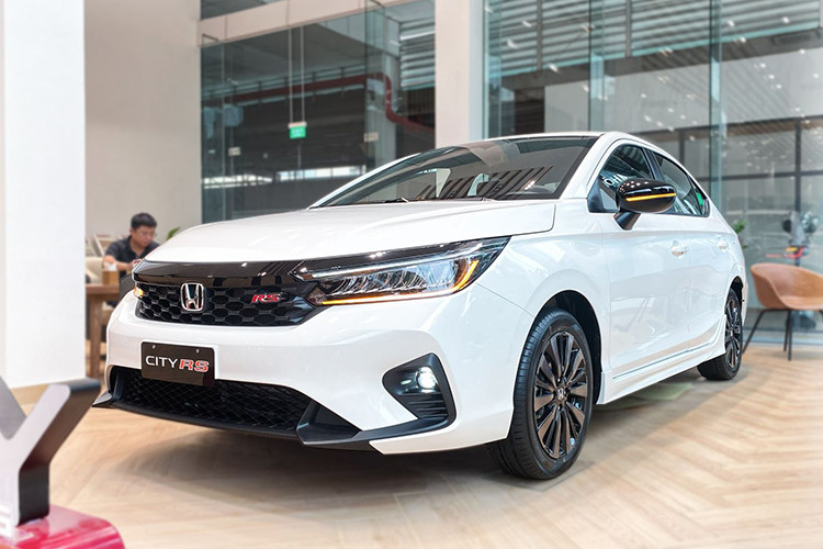 Honda City, mẫu xe bán chạy nhất của Honda tại thị trường Việt Nam cũng không đứng ngoài cuộc đua giảm giá sau Tết. Honda Việt Nam (HVN) đã tung ra chương trình hỗ trợ 50% lệ phí trước bạ, giúp người mua tiết kiệm được một khoản tiền lệ phí. Chưa hết, HVN còn tặng kèm 1 năm bảo hiểm thân vỏ, giúp khách hàng an tâm hơn khi sử dụng xe. 