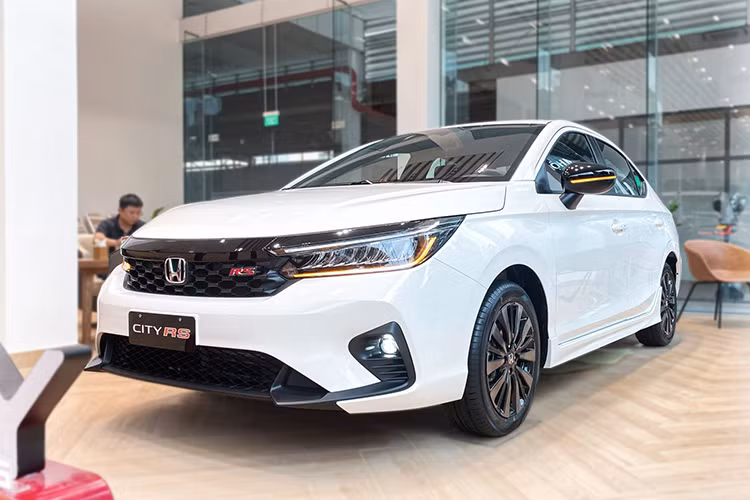 Honda City, mẫu xe bán chạy nhất của Honda tại thị trường Việt Nam cũng không đứng ngoài cuộc đua giảm giá sau Tết. Honda Việt Nam (HVN) đã tung ra chương trình hỗ trợ 50% lệ phí trước bạ, giúp người mua tiết kiệm được một khoản tiền lệ phí. Chưa hết, HVN còn tặng kèm 1 năm bảo hiểm thân vỏ, giúp khách hàng an tâm hơn khi sử dụng xe. 