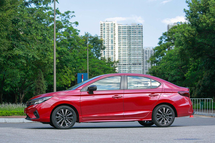 Ngoài mức hỗ trợ từ hãng, khách hàng mua Honda còn được ưu đãi tiền mặt với mức giảm cao nhất lên tới 45 triệu đồng đối với bản RS, 43 triệu đồng với bản L. Còn phiên bản L có mức giảm thấp nhất 20 triệu đồng. Sau giảm Honda City có giá bán dao động 479 -524 triệu đồng tùy từng phiên bản. 