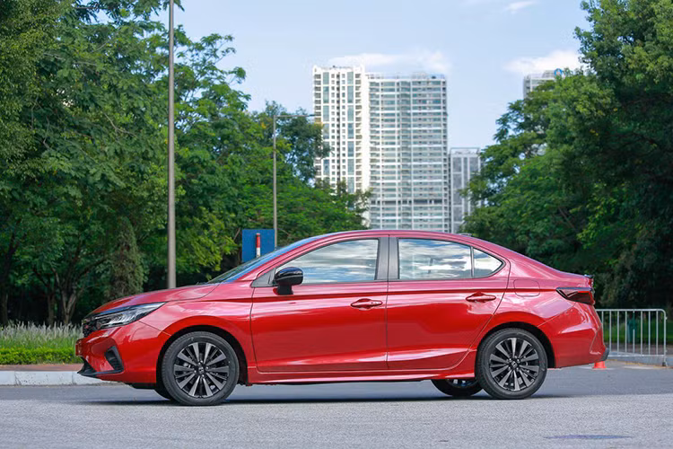 Ngoài mức hỗ trợ từ hãng, khách hàng mua Honda còn được ưu đãi tiền mặt với mức giảm cao nhất lên tới 45 triệu đồng đối với bản RS, 43 triệu đồng với bản L. Còn phiên bản L có mức giảm thấp nhất 20 triệu đồng. Sau giảm Honda City có giá bán dao động 479 -524 triệu đồng tùy từng phiên bản. 