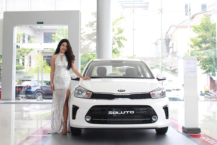 Mẫu xe Kia Soluto cũng nhận được nhiều ưu đãi từ đại lý, khách hàng mua các phiên bản Kia Soluto Deluxe số sàn và số tự động sẽ được giảm giá trực tiếp từ 21 đến 22 triệu đồng, giúp giá bán thực tế của mẫu xe này giảm xuống mức 386 triệu – 417 triệu (đồng), tùy thuộc vào từng phiên bản.
