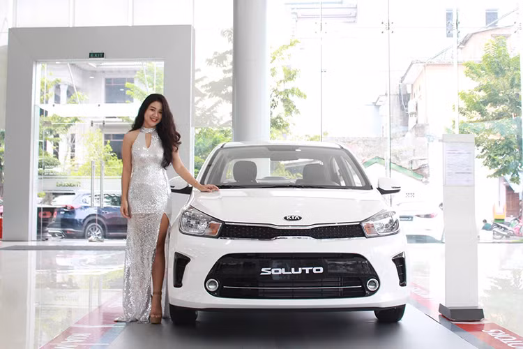 Mẫu xe Kia Soluto cũng nhận được nhiều ưu đãi từ đại lý, khách hàng mua các phiên bản Kia Soluto Deluxe số sàn và số tự động sẽ được giảm giá trực tiếp từ 21 đến 22 triệu đồng, giúp giá bán thực tế của mẫu xe này giảm xuống mức 386 triệu – 417 triệu (đồng), tùy thuộc vào từng phiên bản.