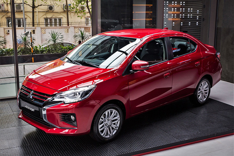 Chương trình khuyến mại của Mitsubishi Attrage trong tháng 2 khá giống tháng trước, nhưng chỉ áp dụng cho các xe VIN 2024. Cụ thể, bản MT tiêu chuẩn (380 triệu đồng) được tặng 1 phiếu nhiên liệu trị giá 8 triệu đồng và camera lùi. Biến thể CVT (465 triệu đồng) được hỗ trợ 50% lệ phí trước bạ, tương đương với mức giảm 23 triệu đồng, tặng kèm phiếu nhiên liệu 18 triệu đồng và ăng-ten vây cá.