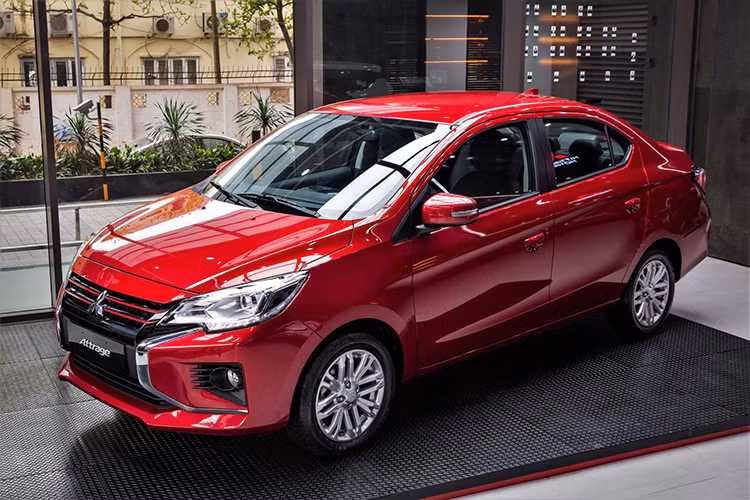 Chương trình khuyến mại của Mitsubishi Attrage trong tháng 2 khá giống tháng trước, nhưng chỉ áp dụng cho các xe VIN 2024. Cụ thể, bản MT tiêu chuẩn (380 triệu đồng) được tặng 1 phiếu nhiên liệu trị giá 8 triệu đồng và camera lùi. Biến thể CVT (465 triệu đồng) được hỗ trợ 50% lệ phí trước bạ, tương đương với mức giảm 23 triệu đồng, tặng kèm phiếu nhiên liệu 18 triệu đồng và ăng-ten vây cá.