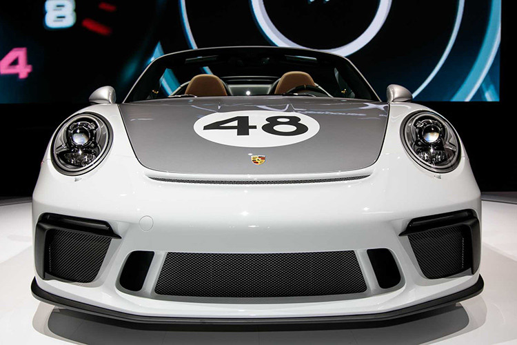 Ẩn sau thiết kế mui trần quyến rũ của chiếc Porsche 911 Speedster 2019 là khung gầm bê nguyên từ 911 GT3 hiện tại, bao gồm cả động cơ 4.0 lít 6 xi-lanh phẳng cho công suất 502 mã lực, kết hợp với hộp số sàn 6 cấp.