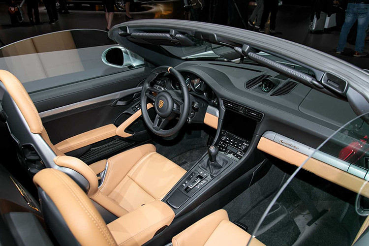 Bên cạnh đó, trọng lượng của mẫu xe thể thao này cũng đã được tối ưu một cách ấn tượng, với hàng loạt bộ phận thân xe làm từ sợi carbon siêu nhẹ, từ nắp khoang hành lý phía trước cho tới chắn bùn...