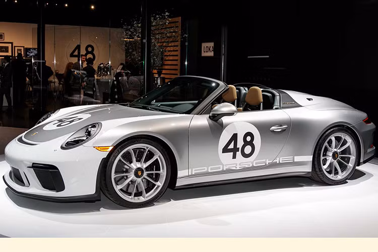 Giá xe Porsche 911 Speedster 2019 tại thị trường Mỹ hiện vẫn còn là ẩn số, nhưng khả năng cao hãng xe thể thao Đức sẽ chia thành nhiều mức giá khác nhau cho các cấu hình khác nhau của 911 Speedster ở Mỹ.