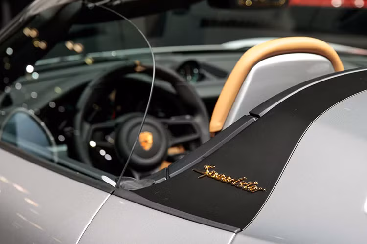 Đặc biệt, khách hàng còn có thể chọn lược bỏ hệ thống điều hòa để giảm bớt cân nặng cho xe. Thậm chí, hộp số sàn 6 cấp của 911 Speedster cũng nhẹ hơn so với hộp số sàn 7 cấp và loại ly hợp kép.