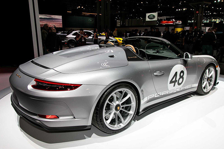 Hiện tại, các đại lý của Porsche ở châu Âu đã chính thức mở cửa nhận cọc 911 Speedster với giá bán từ 269.274 Euro (khoảng hơn 7 tỷ đồng). Ngoài ra, những khách hàng của 911 Speedster, Porsche còn bán kèm thêm một chiếc đồng hồ bản giới hạn dành riêng cho mỗi xe, đồng hồ này có giá 9.950 Euro (khoảng 259 triệu đồng).