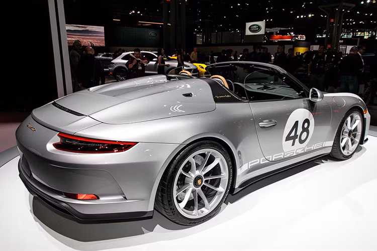 Hiện tại, các đại lý của Porsche ở châu Âu đã chính thức mở cửa nhận cọc 911 Speedster với giá bán từ 269.274 Euro (khoảng hơn 7 tỷ đồng). Ngoài ra, những khách hàng của 911 Speedster, Porsche còn bán kèm thêm một chiếc đồng hồ bản giới hạn dành riêng cho mỗi xe, đồng hồ này có giá 9.950 Euro (khoảng 259 triệu đồng).