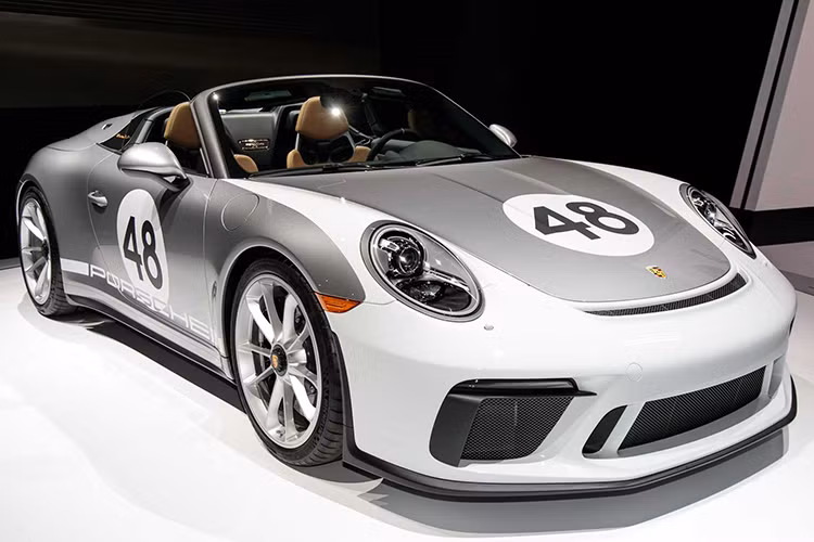 Hãng xe ôtô Porsche đã khiến cả thế giới kinh ngạc với sự ra mắt của mẫu 911 Speedster 2019 vô cùng hấp dẫn tại Triển lãm Ô tô New York 2019 vừa qua. mẫu xe Porsche 911 Speedster mới đóng vai trò như một niềm kiêu hãnh, sự tỏa sáng cuối cùng của dòng 911 thế hệ 991.