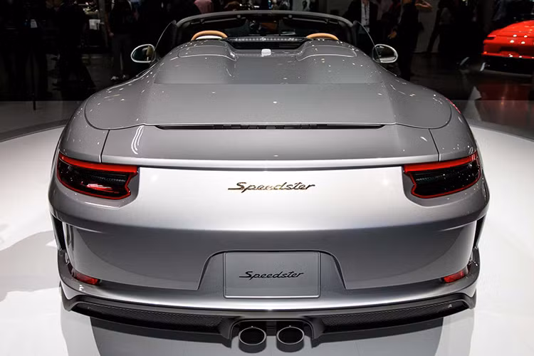 Theo hãng xe thể thao Đức - Porsche cho hay, xe sở hữu dẫn động cầu sau và các thân bướm ga được tăng cường để mang lại phản ứng tiết lưu tốt hơn. Theo công bố của Porsche, 911 Speedster mới có thể tăng tốc từ 0 - 96 km/h trong 3,8 giây, tốc độ tối đa đạt 309 km/h.