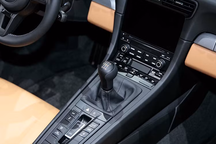 Trên thế giới chỉ có 1.948 chiếc Porsche 911 Speedster được lên kế hoạch đưa vào sản xuất và tung ra thị trường - để gợi nhắc về chiếc 356 Roadster đầu tiên của thương hiệu được xây dựng vào năm 1948.