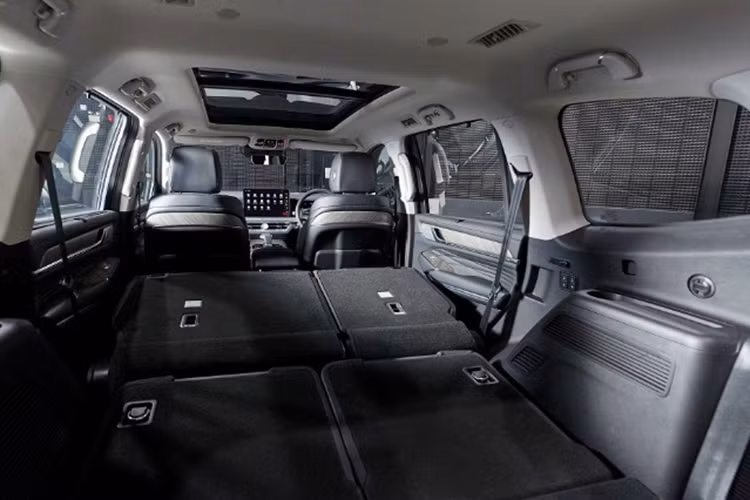 Bên cạnh sức mạnh động cơ, Tank 500 cũng được trang bị hàng loạt công nghệ an toàn hiện đại. Xe sở hữu hệ thống hỗ trợ lái nâng cao ADAS, camera 360 độ, hỗ trợ đỗ xe tự động và nhiều tính năng an toàn chủ động khác.