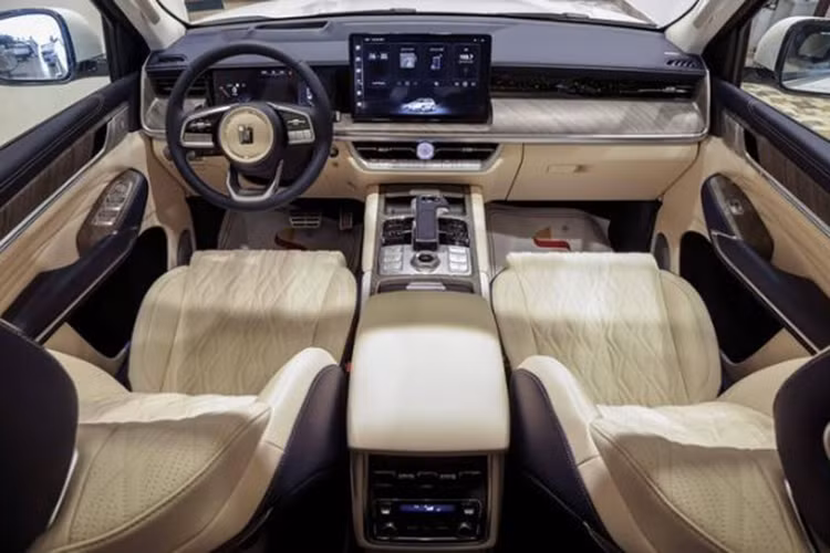 Bên trong, nội thất của Tank 500 mang đến sự sang trọng với bố trí 7 chỗ ngồi và loạt trang bị cao cấp. Xe được trang bị màn hình trung tâm 14,6 inch, cụm đồng hồ kỹ thuật số 12,3 inch, màn hình hiển thị thông tin trên kính lái (HUD),...