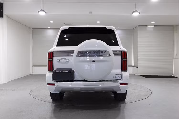 Khác với phong cách hầm hố, bụi bặm của đàn em Tank 300, Tank 500 mang thiết kế SUV truyền thống hơn nhưng vẫn đầy mạnh mẽ. Xe sở hữu lưới tản nhiệt cỡ lớn, nhiều chi tiết mạ chrome sáng bóng cùng lốp dự phòng treo sau, tương tự Mercedes-Benz G-Class hay Land Rover Defender.