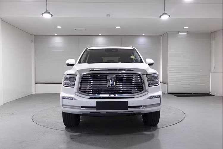 Nếu mức giá trên 2 tỷ đồng được xác nhận, mẫu SUV này sẽ cạnh tranh trực tiếp với Ford Explorer và Volkswagen Teramont. Dù chưa bằng một nửa giá của Land Cruiser, Tank 500 vẫn cao gần gấp đôi so với Fortuner và Everest.