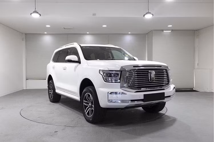 Năm 2025 đánh dấu bước tiến mới của GWM tại thị trường Việt Nam khi hãng xe Trung Quốc dự kiến mang về nhiều mẫu xe mới. Trong đó, Tank 500 2025 mới sẽ là mẫu SUV có kích thước lớn nhất và được trang bị nhiều công nghệ hiện đại nhất của thương hiệu. Theo thông tin từ các đại lý, GWM sẽ giới thiệu ba mẫu xe mới trong năm nay, bao gồm Tank 500, Tank 300 và Wey 80. 