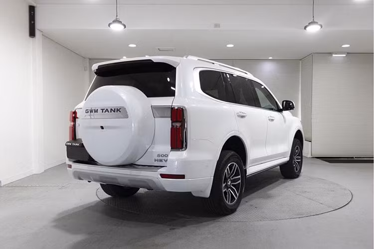 Tại Thái Lan, giá quy đổi của Tank 500 đã vượt mức 1,4 tỷ đồng cho bản tiêu chuẩn. Với kích thước tương đương Toyota Land Cruiser, Fortuner hay Ford Everest, Tank 500 có chiều dài 5.078 mm, rộng 1.934 mm, cao 1.905 mm và chiều dài cơ sở đạt 2.850 mm.