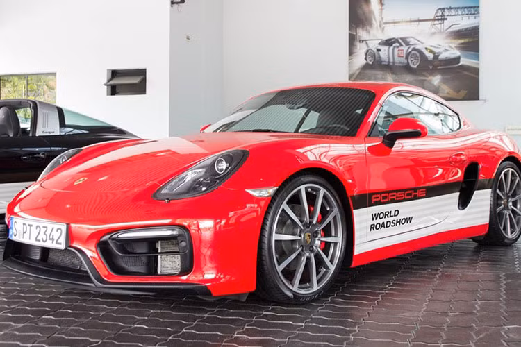 Xe thể thao Porsche Cayman GTS là phiên bản mạnh mẽ với động cơ đặt giữa, 6 xi-lanh đối đỉnh, dung tích 3,4 lít, công suất 340 mã lực, hộp số tay 6 cấp. Khả năng tăng tốc từ 0 – 100 km/giờ trong vòng 4,9 giây trước khi đạt tốc độ tối đa 285 km/h. Giá bán tiêu chuẩn là 4,76 tỷ đồng.