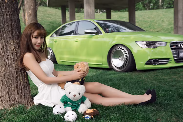 Xe sở hữu khối động cơ 3.5 V6, dung tích 2,995cc cho công suất tối đa 300 mã lực tại vòng tua 5.250 đến 6.500 vòng/phút và mô-men xoắn cực đại 440 Nm tại 2.900 - 4.500 vòng/phút. Audi A6 đạt tốc độ tối đa 250 km/h và có thể tăng tốc từ 0 lên 100km chỉ trong vòng 5,5 giây.