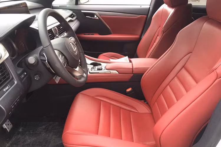  Hệ thống thông tin giải trí trên RX 350 cũng được điều khiển qua một trackpad, theo Lexus, hãng lựa chọn trackpad để giúp các khách hàng trung niên cũng có thể dễ dàng điều khiển dễ dàng. Hàng ghế sau của RX350 cũng có khả năng điều chỉnh điện lưng ghế và hệ thống điều hòa độc lập riêng. Khoang hành lý của xe lên tới 521 lít, và có thể mở rộng tới 1585 lít khi gập hàng ghế sau.