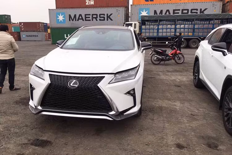 Chiếc Lexus RX 350 2016 Fsport vừa xuất hiện tại cảng Hà Nội được sản xuất vào tháng 6/2016. Mẫu SUV hạng sang này được Lexus thiết kế lại hoàn toàn theo phong cách mới nhất của hãng. Chính vì vậy, kiểu dáng của RX 350 cũng sắc sảo giống như các dòng xe khác của Lexus gần đây.