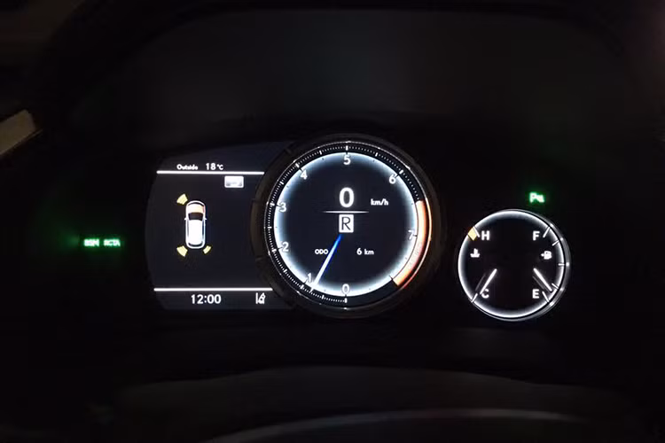 Xe được trang bị cửa sổ trời đóng mở bằng điện, nhưng chỉ có diện tích kéo dài tới hàng ghế trước. Vô lăng thể thao 3 chấu bọc da cao cấp được thiết kế tiện lợi với nhiều nút bấm thông minh, tiện dụng. Bên cạnh đó, xe còn sở hữu Touchpad điều khiển màn hình được Lexus bố trí bên dưới, cùng với núm chuyển đổi các chế độ lái, hệ thống ổn định điện tử...