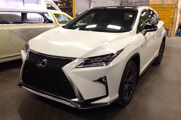 Hiện tại, giá của Lexus RX350 2016 nhập khẩu tại Việt Nam được bán chính hãng khoảng hơn 3,81 tỷ đồng. Tại một số đại lý xe nhập khẩu tư nhân tại Việt Nam, mẫu xe này bao gồm nhiều phiên bản khác nhau - nhưng mức giá được niêm yết cũng chỉ khoảng hơn 3,8 tỷ đồng - không chênh nhiều so với chính hãng.