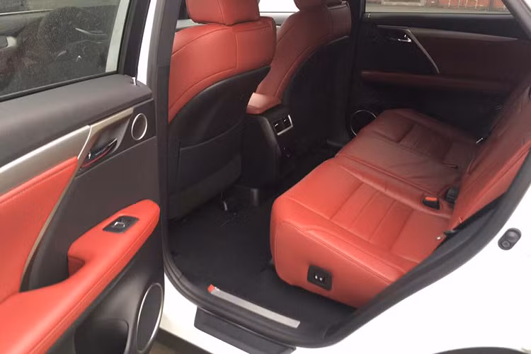 Lexus RX 350 F-Sport 2016 vẫn được trang bị khối động cơ V6 3.5L sản sinh công suất tối đa 295 mã lực mô-men xoắn cực đại 370 Nm đi kèm hộp số tự động 8 cấp. Hệ thống treo của xe là loại thể thao điều chỉnh khác biệt so với phiên bản tiêu chuẩn. xe có khả năng tăng tốc từ 0 – 96 km/h mất 7,9 giây chậm hơn 0,2 giây so với phiên bản tiêu chuẩn.