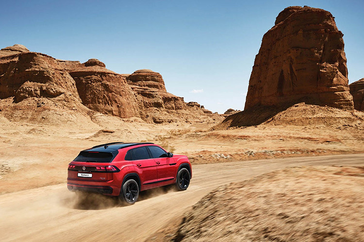 Teramont X còn được trang bị các tính năng an toàn hỗ trợ lái như cảnh báo tập trung cho người lái, cảm biến áp suất lốp (TPMS), hệ thống kiểm soát cự ly đỗ xe trước/sau (PDC), Hệ thống cảnh báo rời tay khỏi vô lăng (HOD), hệ thống phanh khẩn cấp trong phố (giám sát người đi bộ, đi xe đạp), cảnh báo va chạm phía trước (FCW) và hỗ trợ phanh khẩn cấp (AEB), hỗ trợ chuyển làn, 9 túi khí an toàn.