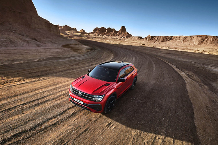 Dòng xe Teramont X sẽ được nhập khẩu từ Trung Quốc về Việt Nam thay vì Mỹ với 4 lựa chọn ngoại thất: Đỏ Kings Metallic, Đen Deep Metallic, Trắng Glacier Pearl effect và Xám Mondstel. Với nội thất có 2 lựa chọn màu sắc là R-line và Titanium Black. Giá xe Volkswagen Teramont X 2024 được hé lộ mức khuyến nghị dự kiến 2,168 tỷ đồng.