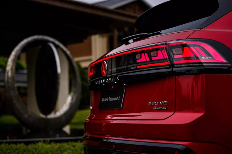 Teramont X được trang bị cụm đèn LED matrix 2 tầng ở phía trước với 4 chế độ chiếu sáng và có thể tự động chuyển đổi. Đó chính là đèn IQ. Light LED - hệ thống đèn phía trước có đèn chiếu sáng thích ứng và hỗ trợ ánh sáng động. Hệ thống đèn tân tiến hỗ trợ điểm mù ánh sáng, giúp người lái tự tin lái xe vào ban đêm hoặc thời tiết xấu.