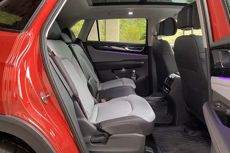 Trang bị cửa sổ trời toàn cảnh panoramic sunroof có diện tích 1,18 m2, mở ra toàn diện quang cảnh tự nhiên bên ngoài và tạo sự thoáng đãng cho khoang nội thất. Ngoài ra, chất liệu kính của cửa sổ trời còn ngăn chặn được 99% tia UV gây hại, mang lại môi trường nội thất thoải mái và an toàn cho người dùng.