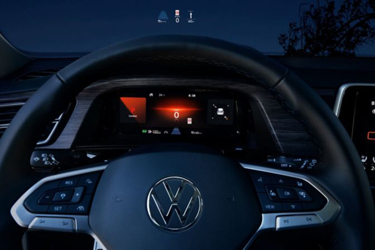 Trong xe Teramont X có nhiều trang bị nội thất cao cấp như dàn âm thanh Harman Kardon gồm 12 loa công suất 700W, mang đến trải nghiệm âm thanh vòm Dolby 7.1. Hệ thống thông tin giải trí với màn hình trung tâm cảm ứng 12 inch, có chức năng điều khiển bằng cứ chỉ, kết hợp với màn hình hiển thị đa thông tin 10.25 inch cho người lái.