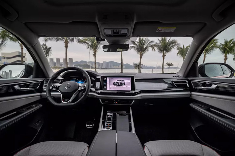 Không gian nội thất và khoang hành lý của Teramont X được tối ưu độ rộng rãi, thoải mái với chiều dài cơ sở 2.980 mm. Kích thước (dài x rộng x cao) tương ứng (4.917 x 1.989 x 1.781)mm. Chiều dài để chân hàng ghế 1 và 2 lần lượt là 1.060 mm và 1.026 mm. Dung tích khoang hành lý linh hoạt từ 540 đến 1.719 lít.