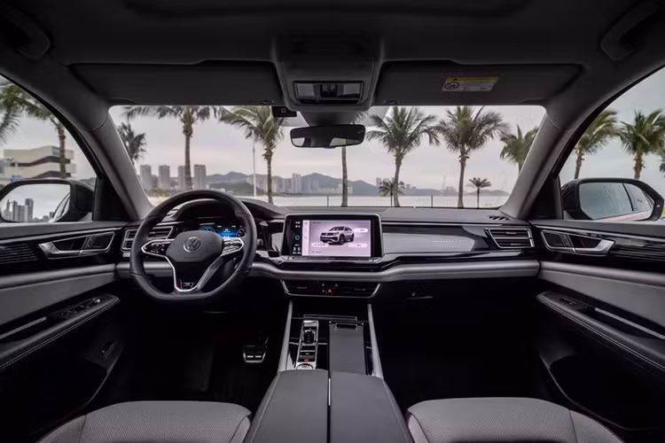 Không gian nội thất và khoang hành lý của Teramont X được tối ưu độ rộng rãi, thoải mái với chiều dài cơ sở 2.980 mm. Kích thước (dài x rộng x cao) tương ứng (4.917 x 1.989 x 1.781)mm. Chiều dài để chân hàng ghế 1 và 2 lần lượt là 1.060 mm và 1.026 mm. Dung tích khoang hành lý linh hoạt từ 540 đến 1.719 lít.