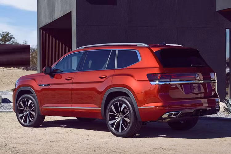 Vè ngoại hình, mẫu xe SUV Volkswagen Teramont X 2024 sở hữu gói thiết kế thể thao R-line mang dấu ấn thời thượng. Điểm nhấn thiết kế phối màu đen đồng điệu từ viền cản xe, mâm xe cho đến giá nóc tạo ấn tượng mạnh.