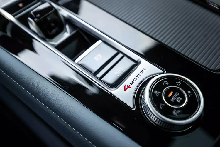 Điểm nhấn về khả năng vận hành trên Volkswagen Teramont X là hệ thống dẫn động 4 bánh 4MOTION thế hệ thứ 6 thông minh. Với 8 chế độ lái và hệ dẫn động tự động phân bổ lực kéo giữa cầu trước-cầu sau với biên độ lớn từ 5% - 95%. Teramont X được cho là có khả năng đi địa hình một cách linh hoạt và thú vị.