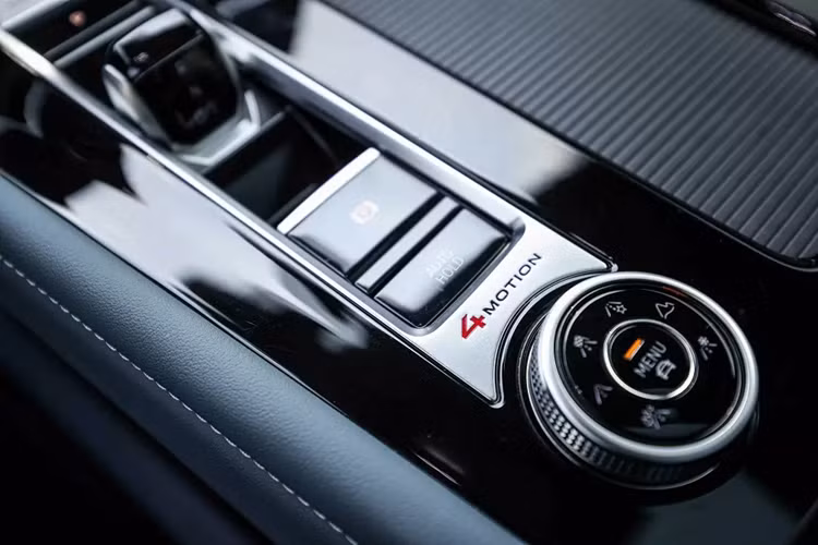 Điểm nhấn về khả năng vận hành trên Volkswagen Teramont X là hệ thống dẫn động 4 bánh 4MOTION thế hệ thứ 6 thông minh. Với 8 chế độ lái và hệ dẫn động tự động phân bổ lực kéo giữa cầu trước-cầu sau với biên độ lớn từ 5% - 95%. Teramont X được cho là có khả năng đi địa hình một cách linh hoạt và thú vị.