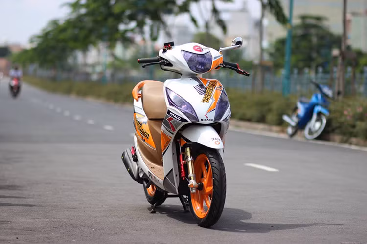 Một dân chơi xe tại TP HCM đã "lên đời" cho chiếc xe tay ga Honda Vision với hàng loạt đồ chơi hàng hiệu với phong cách mang hơi hướng của phiên bản Takegawa đến từ Nhật Bản.