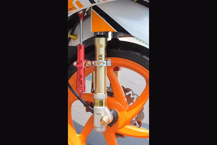 Sự kết hợp độc đáo với vỏ phuộc đồ chơi + với cây trợ lực KTC gắn sát bên phuộc khiến dàn chân trước cực chất.