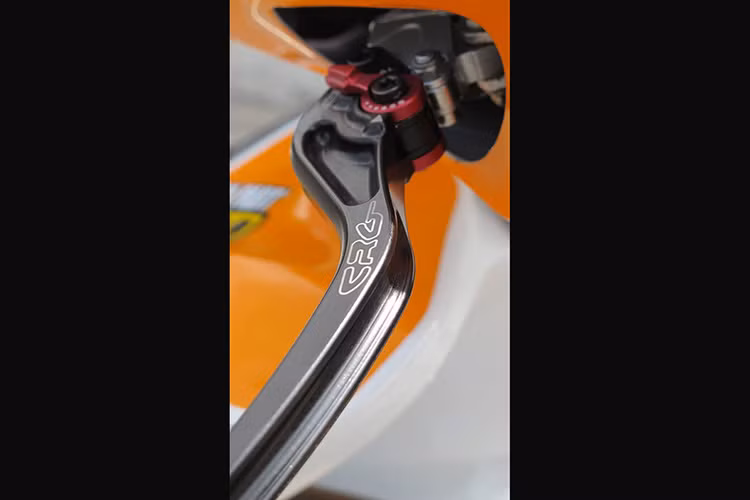 Ngoài bao tay và càng bảo vệ ở tay nắm, chủ xe cũng bài trí khá nhiều đồ chơi trên xe như ốc kiểng và tay thắng độ CRG RC2.