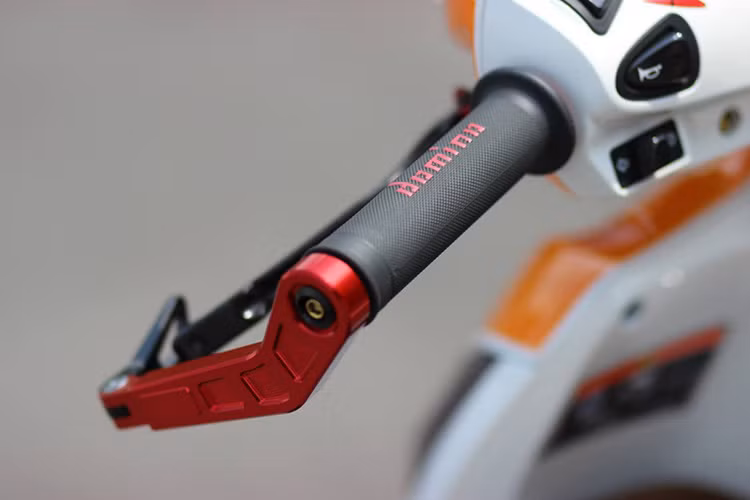 Bao tay bên trái nguyên bản của xe đã được nhà sản xuất loạ bỏ, thay vào đó là bao tay hàng hiệu Domino cùng với càng bảo vệ tay thắng phong cách tracker.