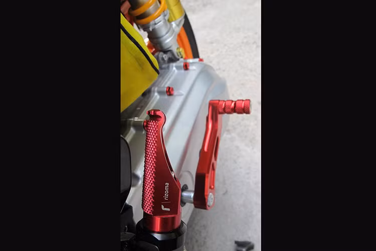 Phía gác chân cũng được độ thêm bộ Rizoma , cần đạp khởi động GTR cùng hàng loạt ốc trang trí mầu khiến bộ phận lốc máy thật sự nổi bật.